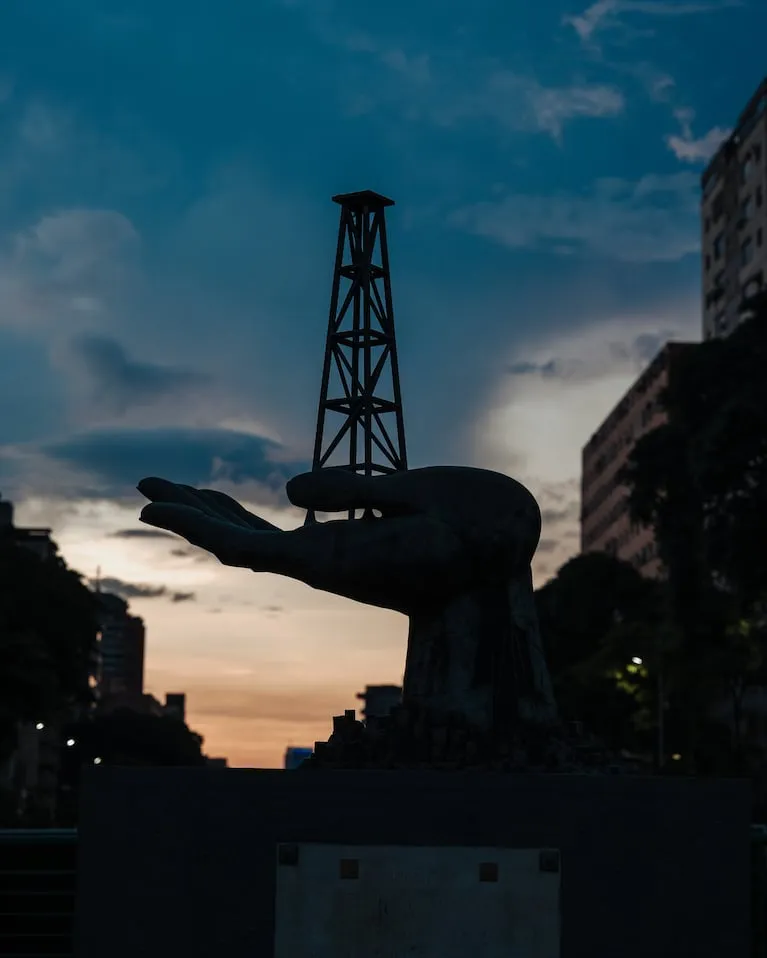 Una estatua en Caracas, Venezuela. Mientras que la mayoría de los países dependientes del petróleo son vulnerables a los auges y las crisis, Venezuela tiene retos incluso bajo esos estándares. Adriana Loureiro Fernandez para The New York Times